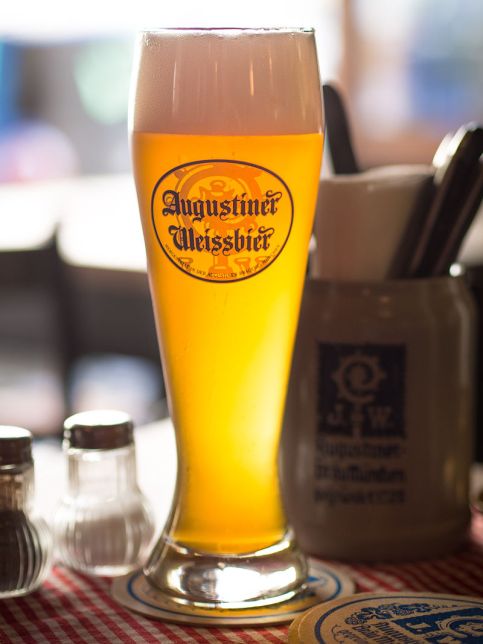 800px-2013_augustiner_weissbier_munich_pub